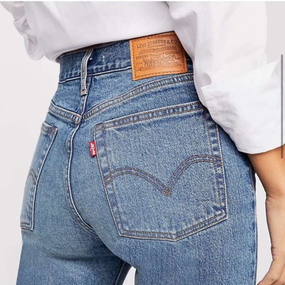 Levi’s Wedgie Straight Distressed High Rise Jeans - Picture 3 of 8